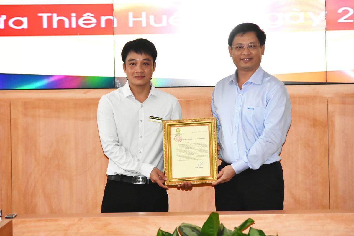 Lãnh đạo tỉnh Thừa Thiên - Huế trao thư khen của Chủ tịch nước cho anh Tô Vũ Đồng (bìa trái) đã có hành động dũng cảm cứu người đuối nước.