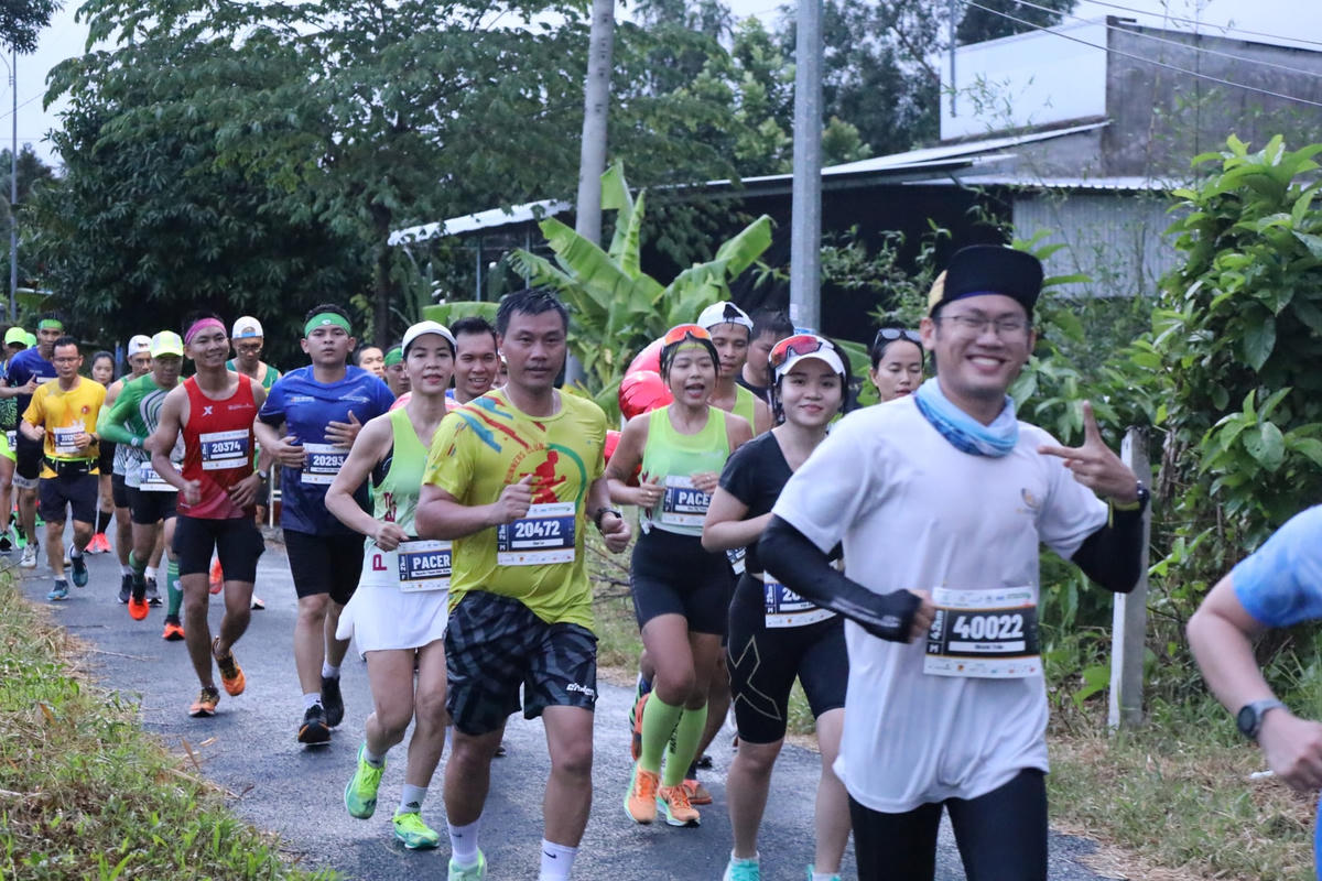 Vận viên tham gia giải chạy Marathon quốc tế “Vietcombank Mekong Delta”- Hậu Giang năm 2023 đủ mọi thành phần lừa tuổi. 