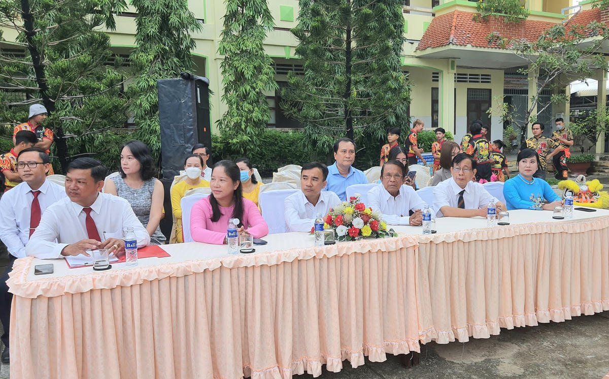 Lãnh đạo UBND TP Bạc Liêu dự Lễ khai giảng tại trường THCS Võ Thị Sáu.