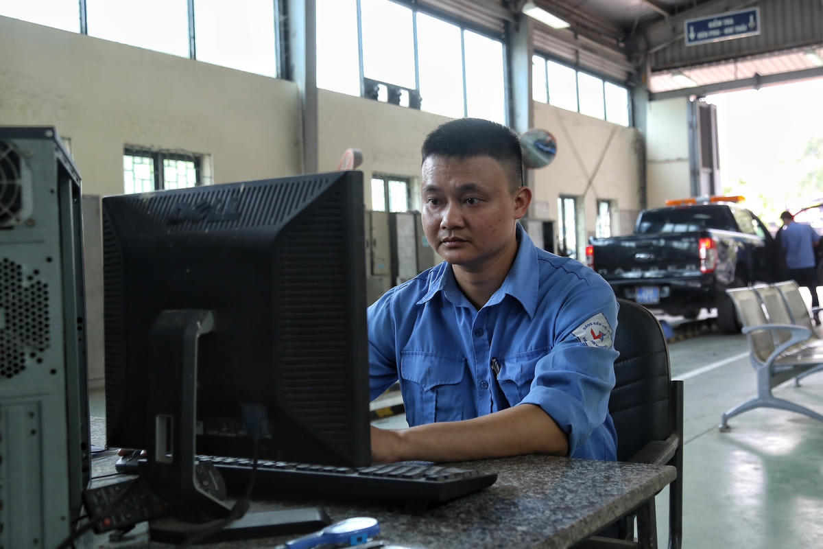 Đăng kiểm viên làm việc không ngừng nghỉ.