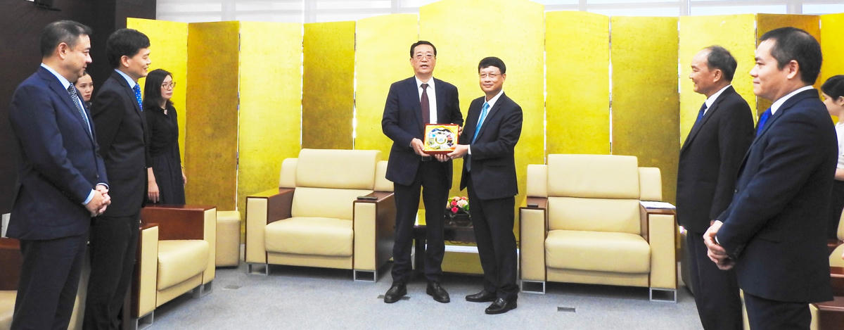 Trao đổi quà lưu niệm giữa Ủy ban MTTQ Việt Nam TP Đà Nẵng và Hội Hiệp thương Chính trị nhân dân tỉnh Liêu Ninh. Ảnh: Thanh Tùng.