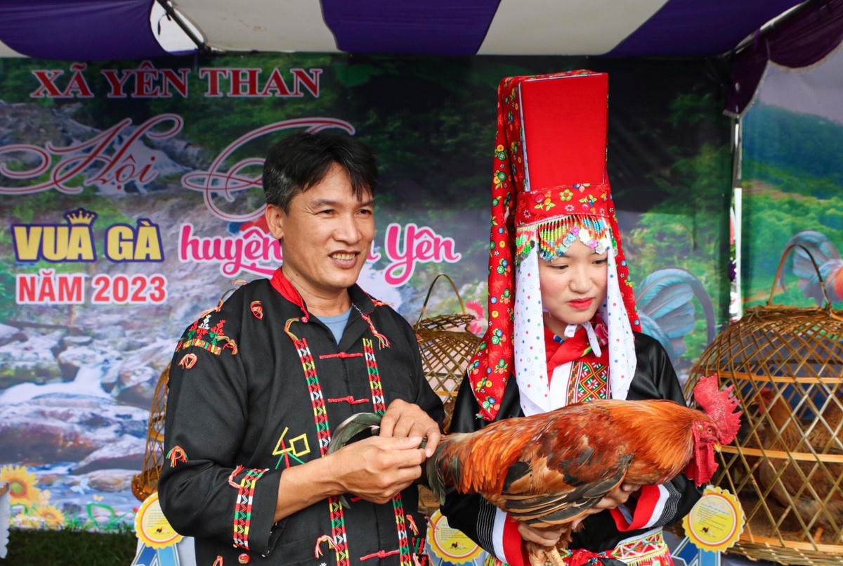 Đội thi đến từ xã Yên Than hào hứng giới thiệu với du khách về chú gà của đội mình. Nhiều du khách không khỏi trầm trồ trước chú gà mạnh mẽ, oai phong với bộ lông bóng mượt, nhiều màu sắc.