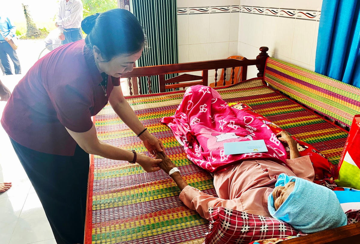 Phó Chủ tịch Trương Thị Ngọc Ánh cũng đã đến thăm hỏi và tặng quà mẹ liệt sĩ Tập Thị Sêne.