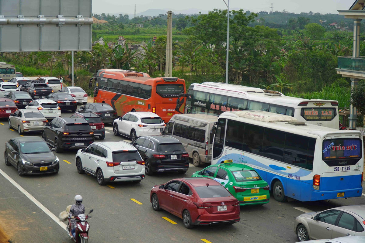 Xe khách chen chúc vào cao tốc để rút ngắn quãng đường từ Hà Nội về Thanh Hóa.