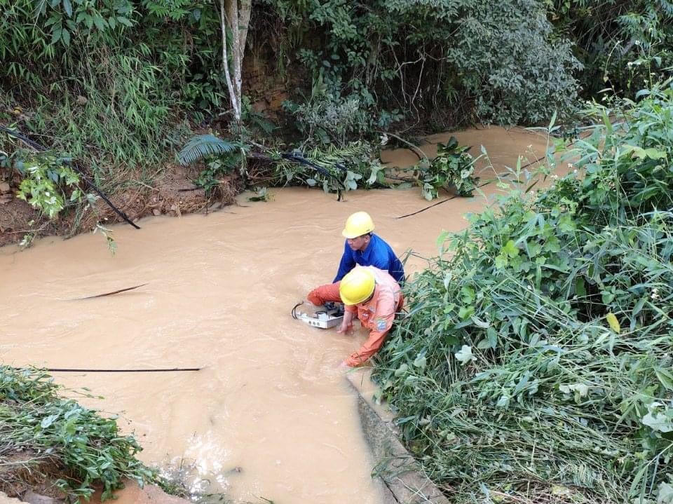 Nỗ lực khắc phục sự cố lưới điện do mưa giông, lũ lụt tại các tỉnh miền núi phía Bắc