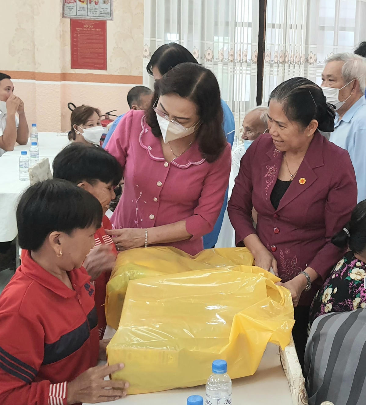 Bà Lê Thị Ái Nam tặng quà cho các nạn nhân chất độc da cam.