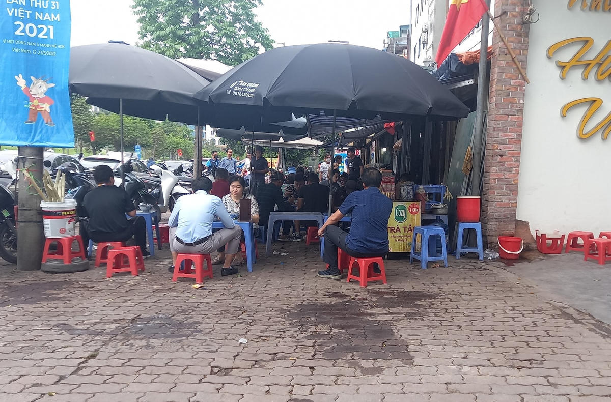 Quán ăn bày la liệt, lấn chiếm vỉa hè làm nơi kinh doanh, buôn bán diễn ra hàng ngày trên tuyến phố này.