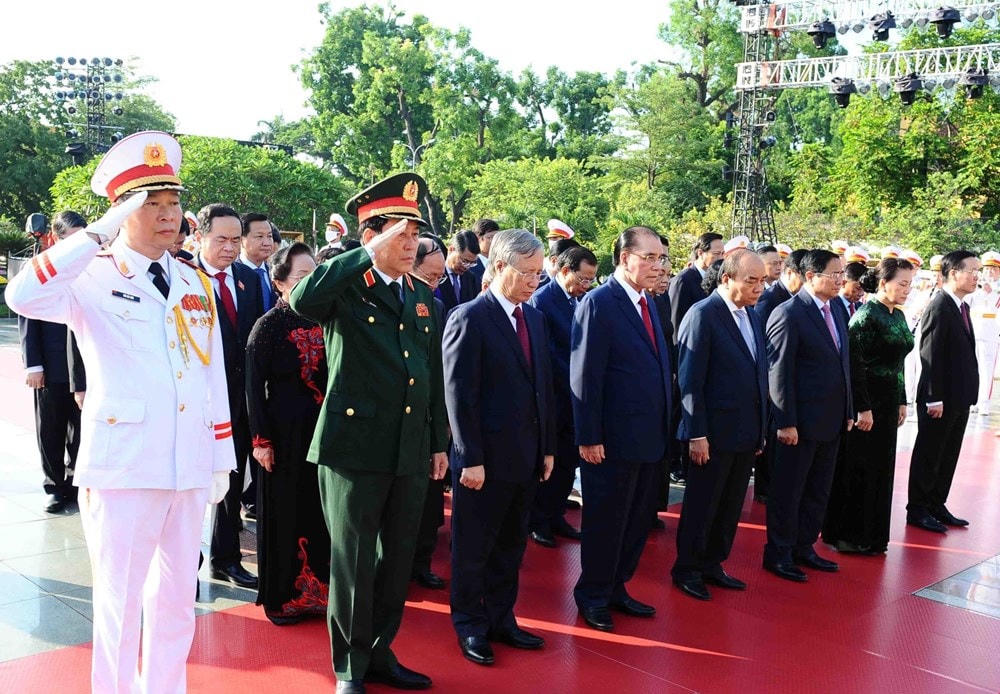 Chủ tịch nước Nguyễn Xuân Phúc, Thủ tướng Phạm Minh Chính, Thường trực Ban Bí thư Võ Văn Thưởng tưởng niệm các anh hùng liệt sĩ. (Ảnh: Minh Đức/TTXVN).
