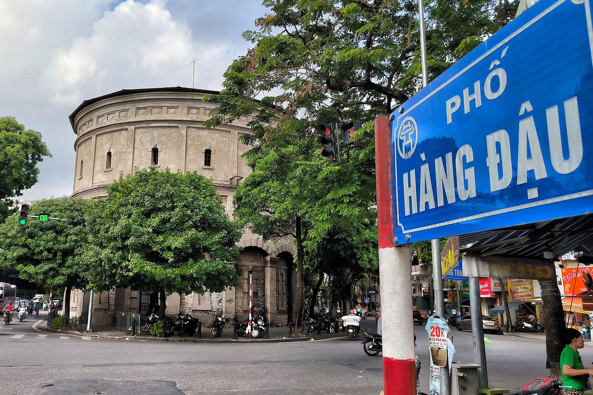 Tháp nước Hàng Đậu được người Pháp xây vào năm 1894 nằm tại ngã sáu của các phố cổ Hàng Than, Hàng Lược, Hàng Giấy, Hàng Đậu, Quán Thánh và đường Phan Đình Phùng.