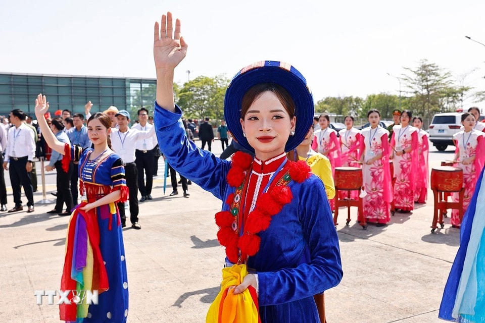 Màn biểu diễn nghệ thuật tại lễ tiễn Tổng Bí thư, Chủ tịch nước Tập Cận Bình ở Sân bay quốc tế Nội Bài. (Ảnh: Doãn Tấn/TTXVN)
