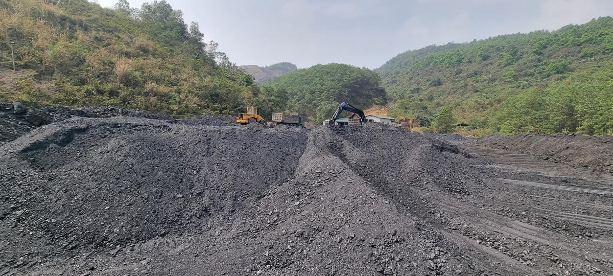 Lãnh đạo UBND xã Cuối Hạ khẳng định với PV, đây là than, không phải đất đá, sít hỗn hợp được phép tận thu như quyết định phê duyệt. Ảnh: Nam Anh.
