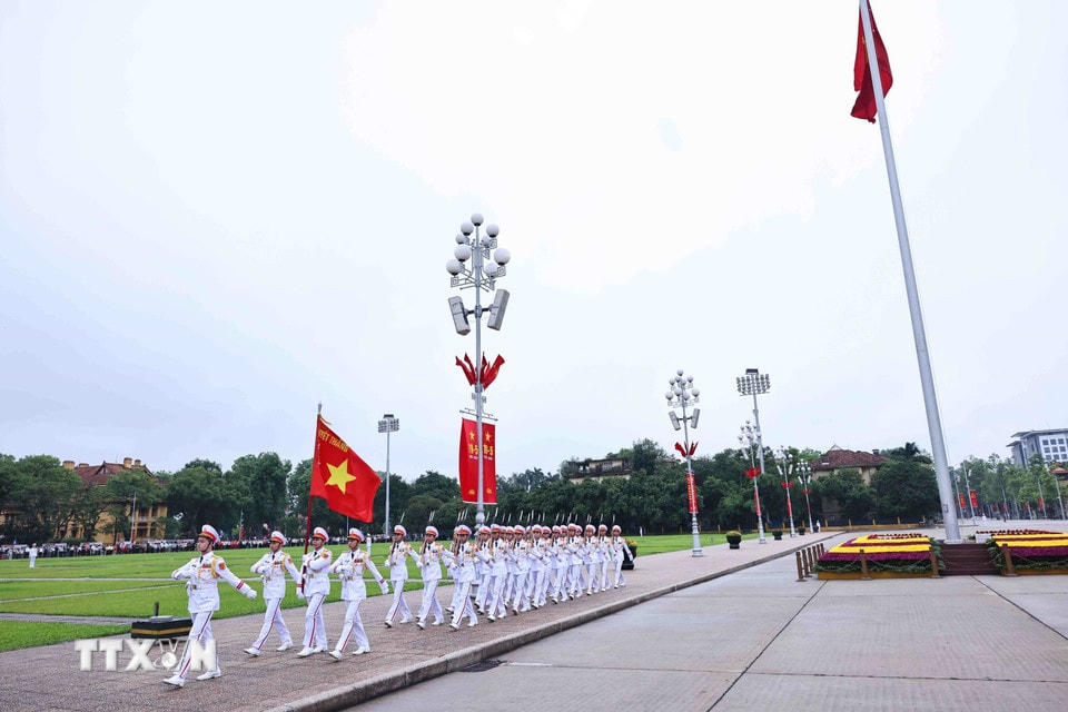 Đoàn quân kỳ Quyết Thắng thực hiện các nghi thức buổi lễ chào cờ thiêng liêng. (Ảnh: Minh Đức/TTXVN)