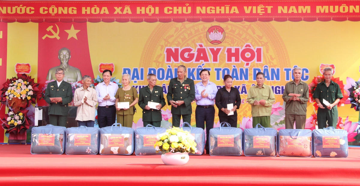 Ông Nguyễn Hữu Dũng, Phó Chủ tịch Ủy ban Trung ương MTTQ Việt Nam tham dự và tặng quà tại Ngày hội.