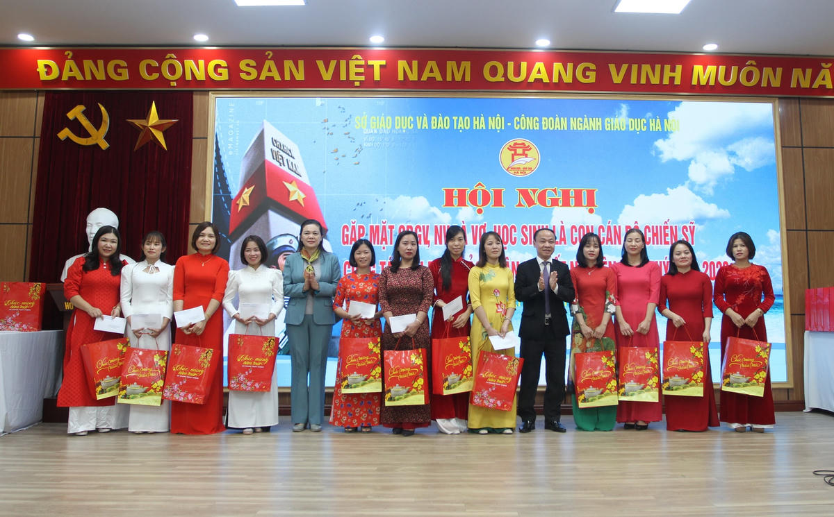 Hà Nội: Tặng quà cho nhà giáo, học sinh là vợ và con các chiến sĩ công tác tại biển đảo