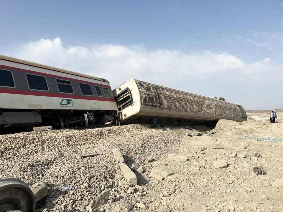 Hiện trường vụ tai nạn tàu hỏa tại miền đông Iran. Ảnh: Reuters    
