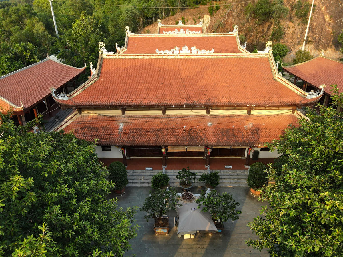 Tương truyền, vào những năm đầu thời Hồng Đức, triều đại vua Lê Thánh Tông (1460 - 1497), danh tướng Lê Thọ Vực (người được cử trấn ải vùng đất Ba Bông), trong một trận giao tranh ác liệt không phân thắng bại với quân địch, đêm đến, vị tướng nằm mơ thấy một người con gái tuyệt sắc giai nhân, giáng xuống ngã Ba Bông và phán rằng: Hãy lui quân về Nhị Sơn để vây hãm giặc.  