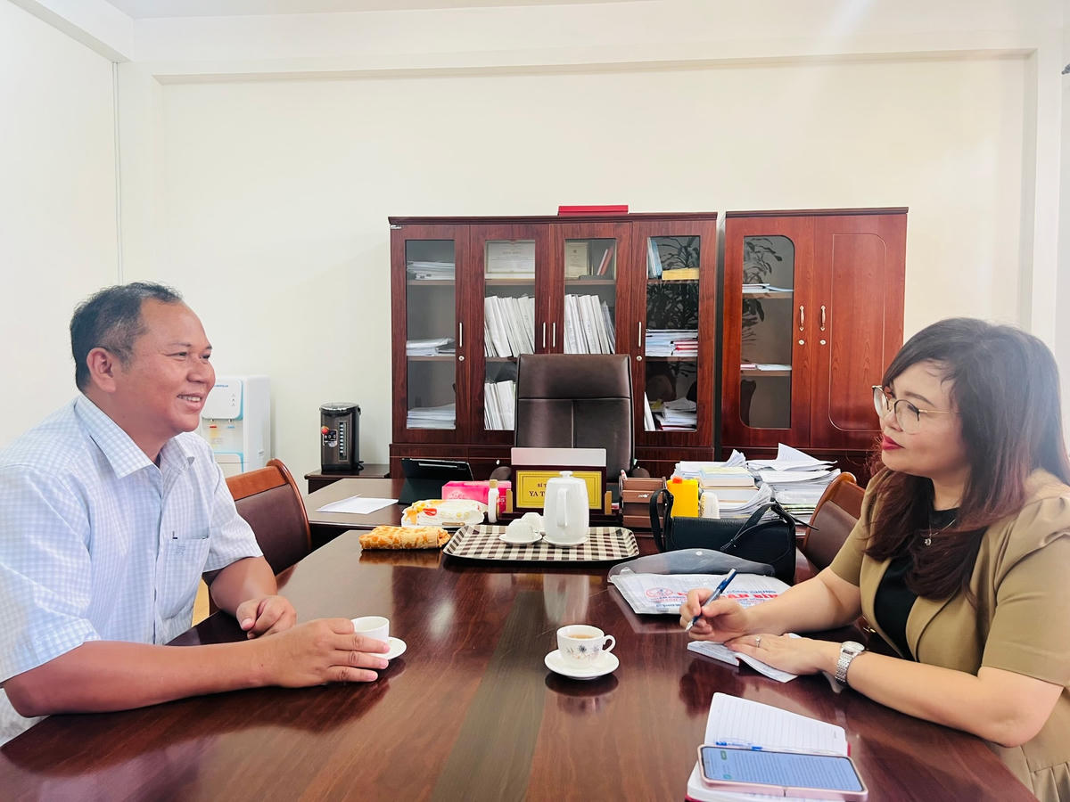 Phóng viên Báo Đại Đoàn Kết làm việc với  ông Ya Toan Ênuôl – Bí thư Huyện ủy, Chủ tịch HĐND huyện Buôn Đôn.