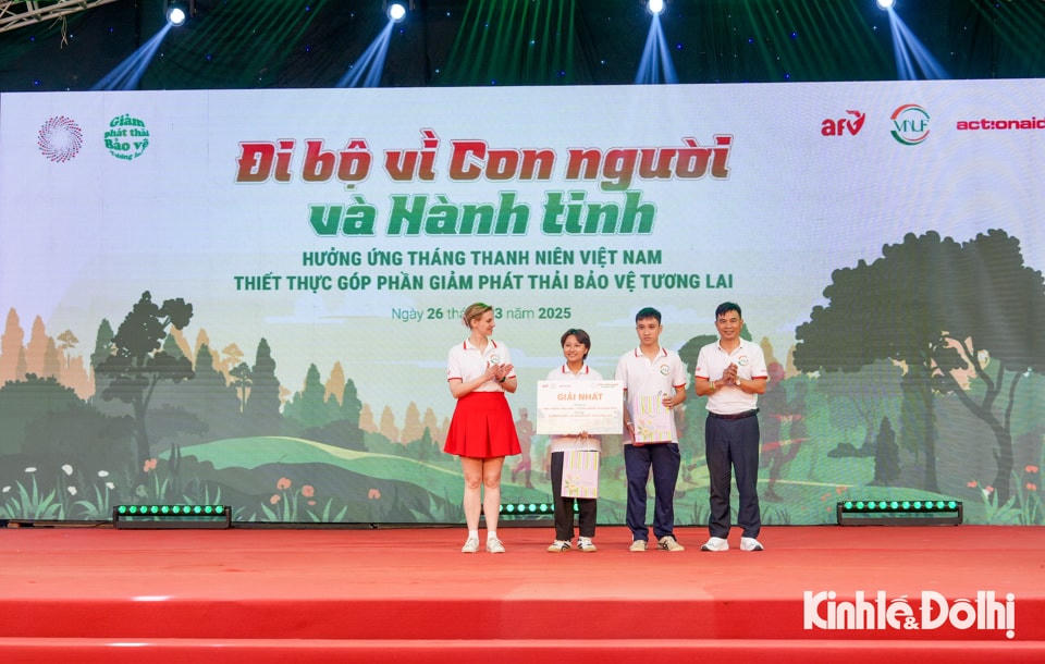 PGS.TS. Bùi Thế Đồi - Phó Hiệu trưởng Trường Đại học Lâm nghiệp và đại biểu trao giải Nhất Cuộc thi 