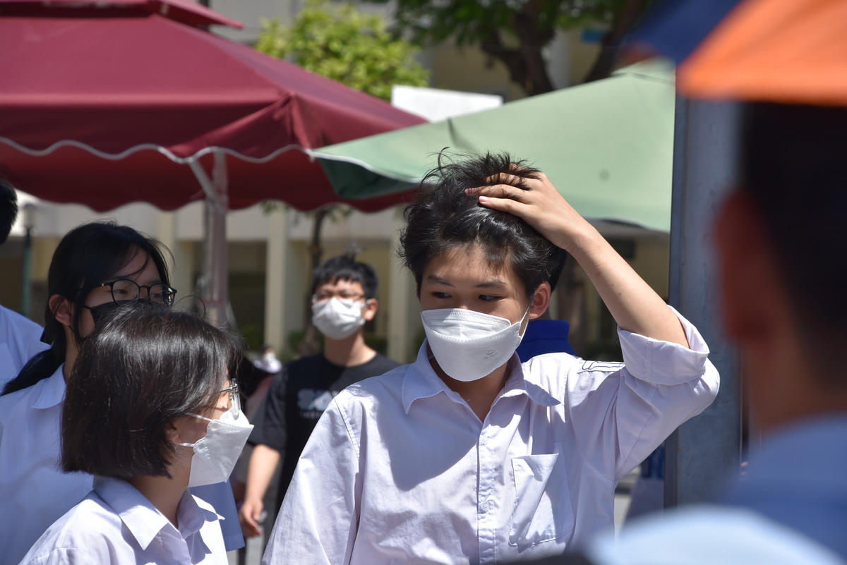 Đũng 10h, các thí sinh đầu tiên đã ra khỏi phòng thi. Đề Toán năm nay được nhiều sĩ tử đánh giá "dễ thở", nhiều khả năng đạt điểm cao.