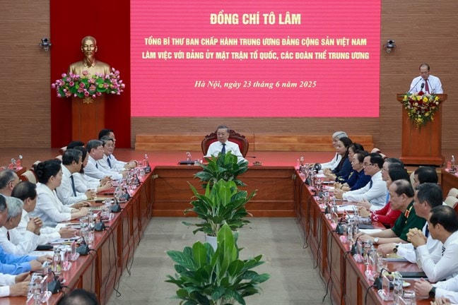  Quang cảnh cuộc làm việc