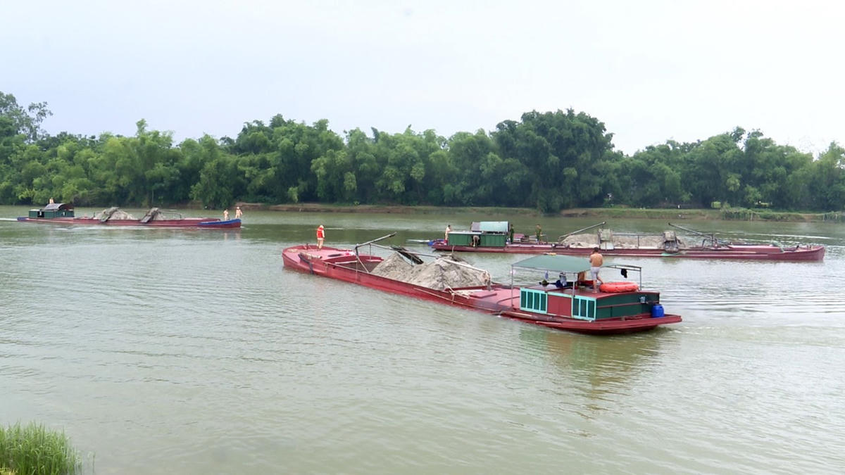 Công an huyện Đức Thọ nhanh chóng có mặt sau khi nhận được tin báo có nhiều sà lan hút cát trái phép.