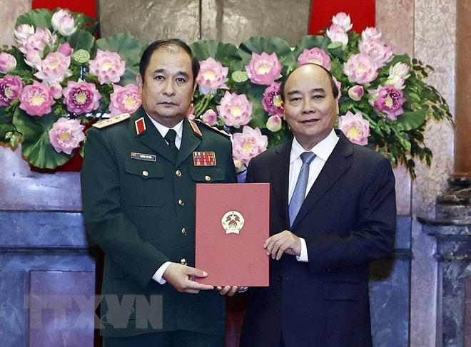 Chủ tịch nước Nguyễn Xuân Phúc trao quyết định thăng quân hàm Thượng tướng cho ông Phùng Sĩ Tấn. (Ảnh: Thống Nhất/TTXVN).