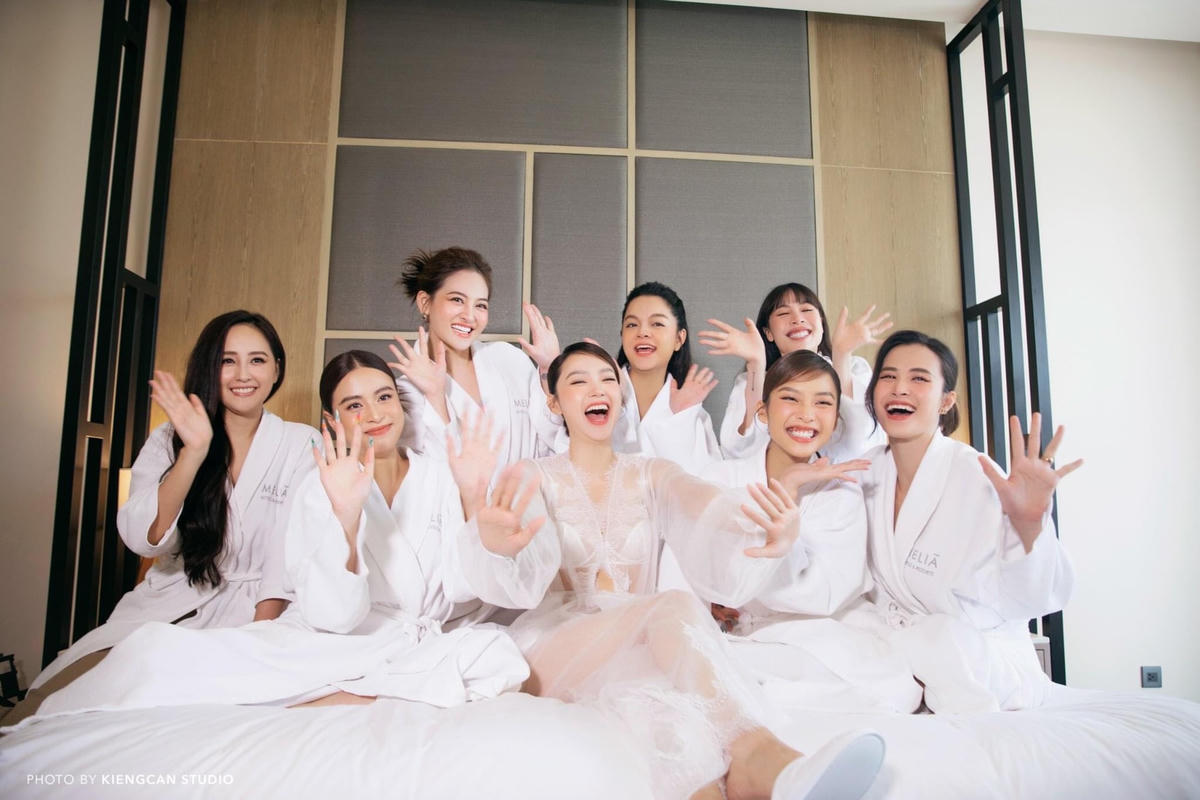 Minh Hằng hạnh phúc trong hôn lễ của chính mình. 
