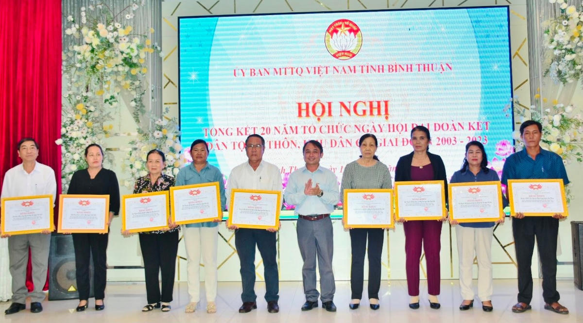 Tặng bằng khen cho cá nhân và  tập thể vì đã có thành tích xuất sắc trong 20 năm tổ chức Ngày hội “Đại đoàn kết toàn dân tộc” ở khu dân cư 2003 - 2023. 