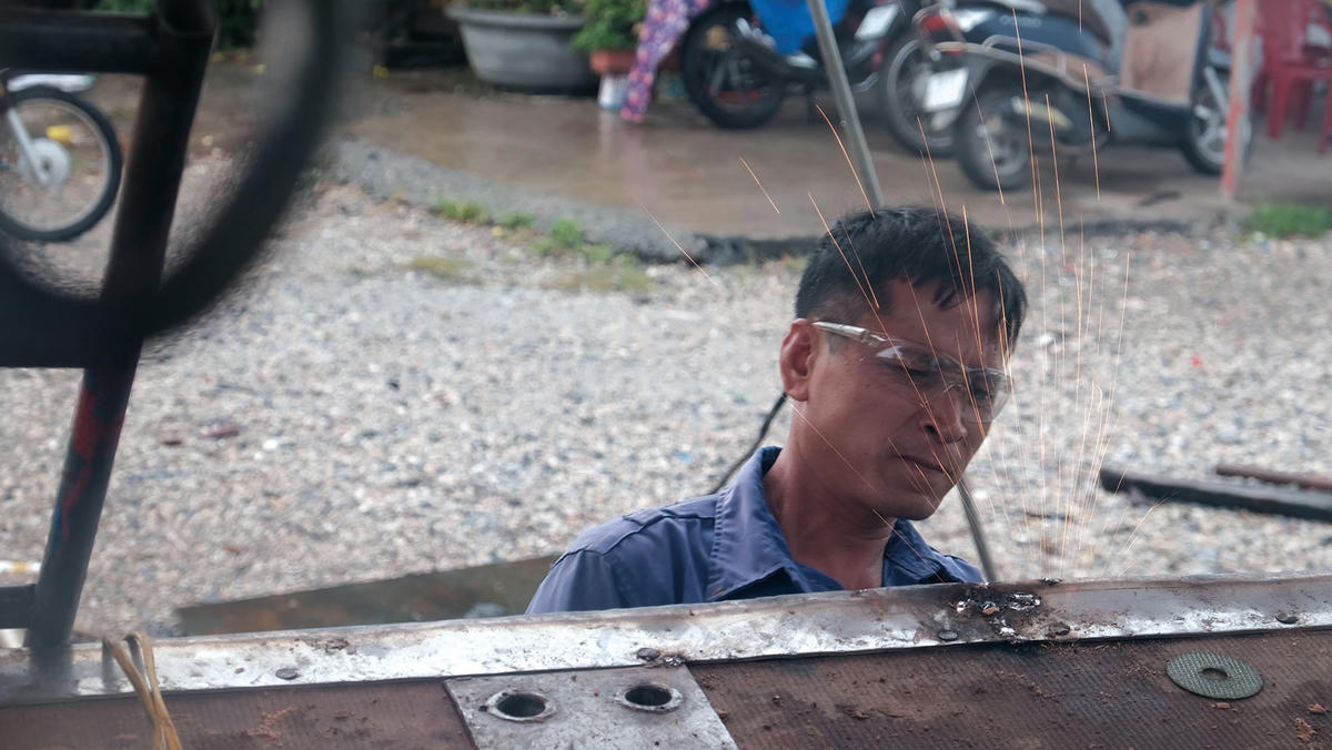 Các cạnh kim loại được mài phẳng để giảm thiểu hậu quả cho các tàu khác nếu xảy ra va đập.  