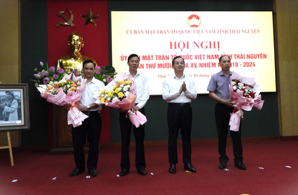 Ông Phạm Hoàng Sơn, Phó Bí thư Thường trực Tỉnh ủy, Chủ tịch HĐND tỉnh Thái Nguyên tặng chúc mừng tân Chủ tịch Ủy ban MTTQ tỉnh Thái Nguyên Dương Văn Tiến.