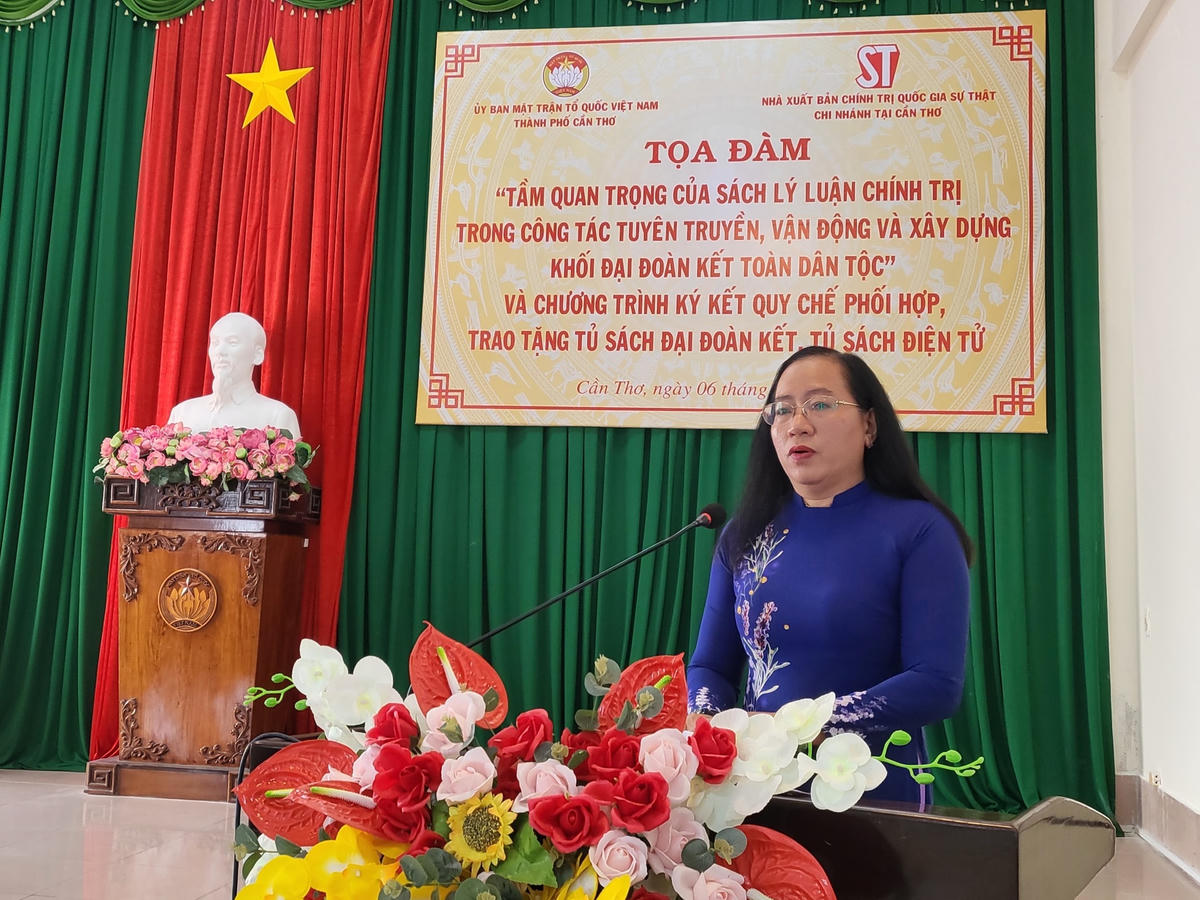 Phó Chủ tịch Uỷ ban MTTQ Việt Nam TP Cần Thơ Nguyễn Thuý Hằng phát biểu.