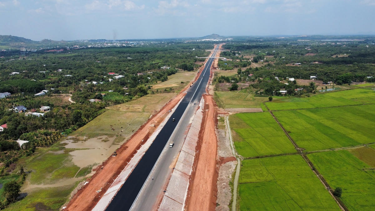 Cao tốc Dầu Giây - Phan Thiết đi qua địa bàn xã Suối Cát, huyện Xuân Lộc, tỉnh Đồng Nai. Ảnh: Mạnh Thìn.