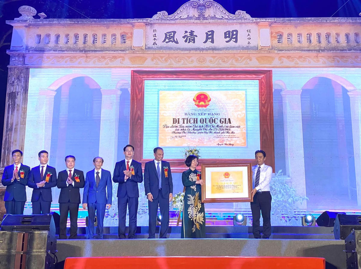 Thứ trưởng Bộ VHTTDL Hoàng Đạo Cương trao Bằng xếp hạng di tích quốc gia địa điểm lưu niệm Chủ tịch Hồ Chí Minh ở và làm việc tại gia đình cụ Nguyễn Thị An. 