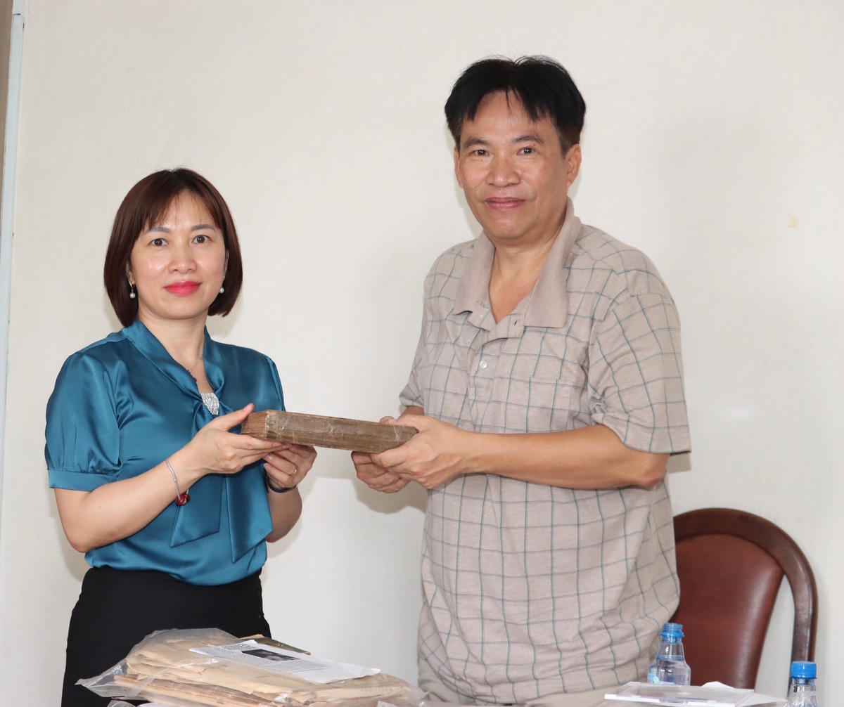 Gia đình Liệt sĩ Trần Quang Long trao tặng kỷ vật cho Bảo tàng Mặt trận Tổ quốc Việt Nam ngày 11/4/2023.