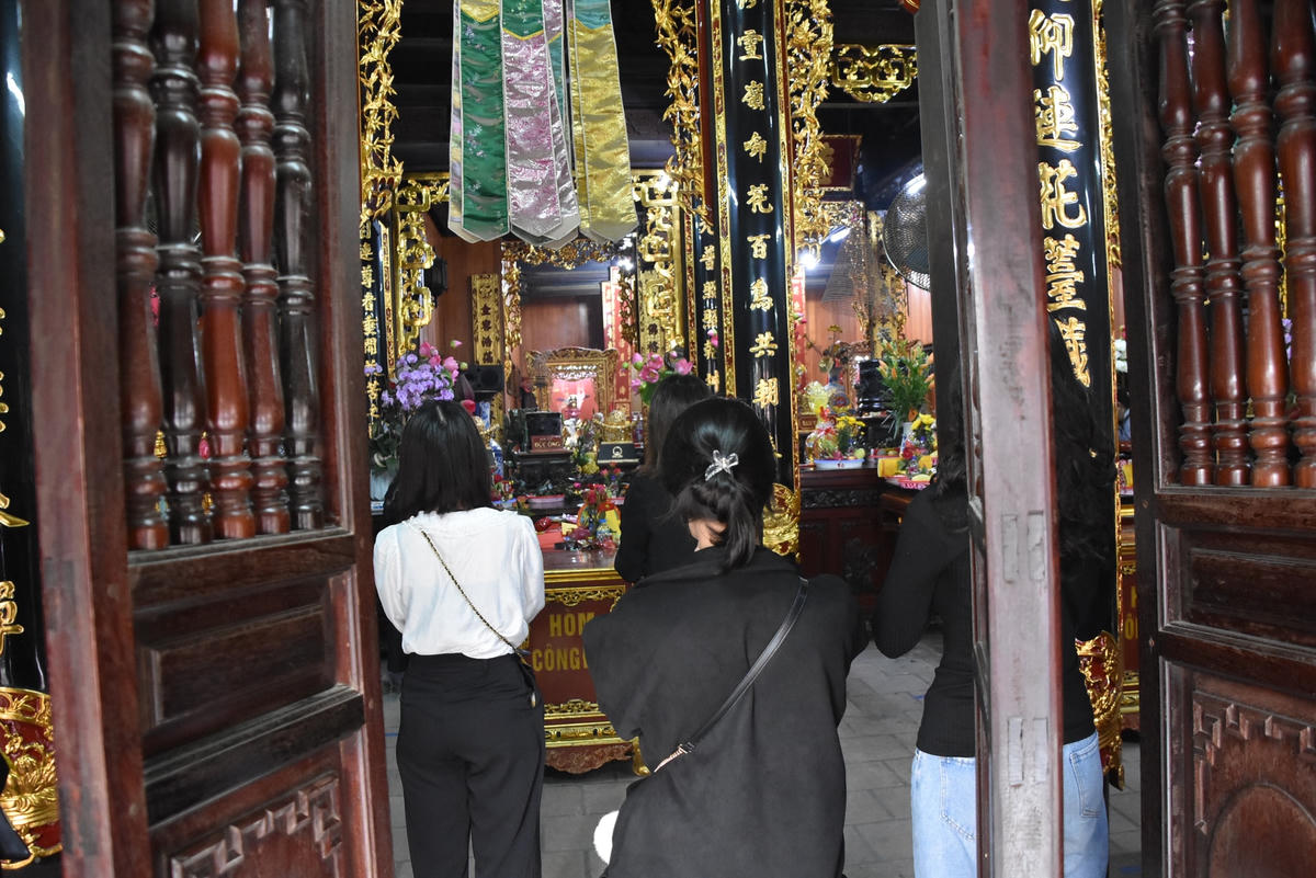 Phía bên trong chùa, ai cũng thành kính khấn vái, hi vọng sẽ sớm tìm được một "nửa kia" cho mình.