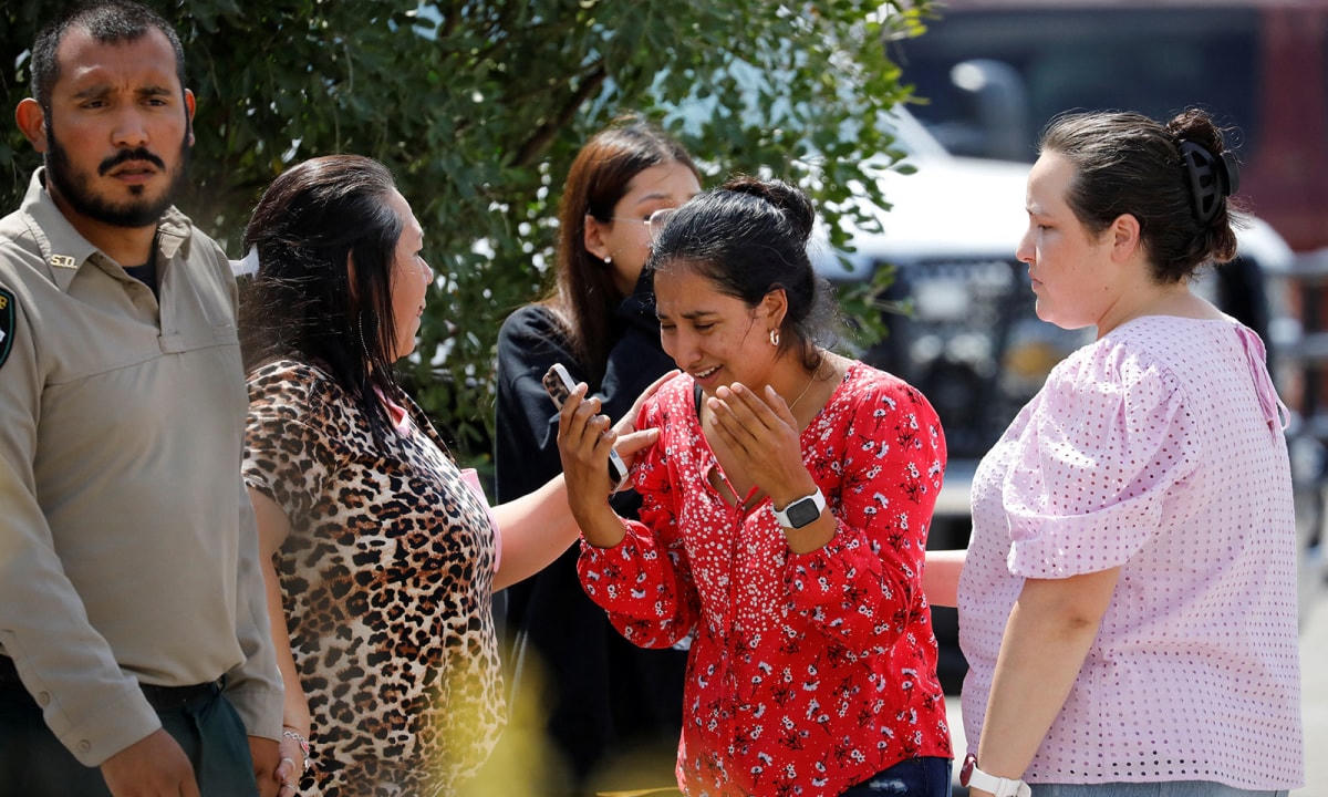 Người dân đều rất đau lòng. Ảnh: AP.