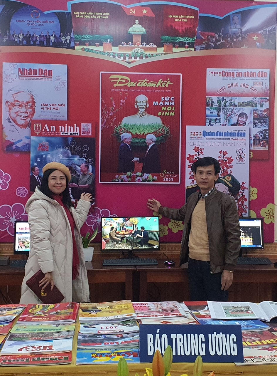 Hình ảnh bìa báo Đại Đoàn Kết số Xuân-2023 tại Hội báo.