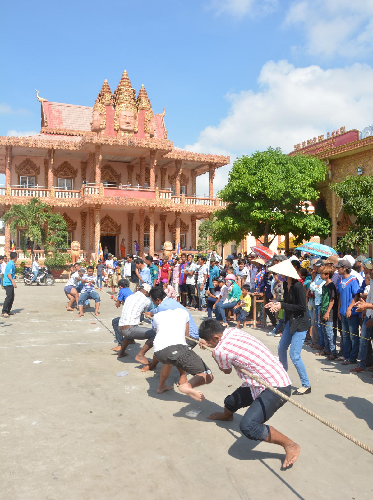 Đồng bào Khmer tham gia trò chơi dân gian.