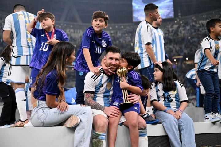 Phút giây ấm áp, đong đầy hạnh phúc của Messi bên gia đình.