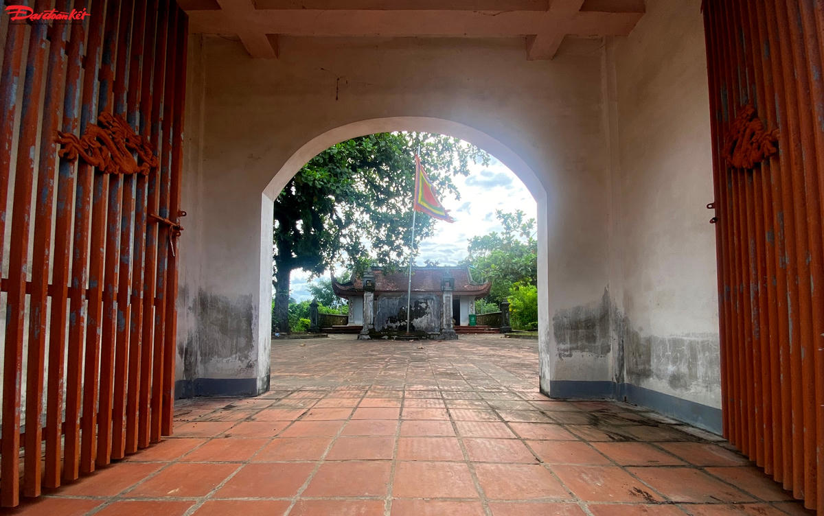 Tháp đá cổ Cẩm Duệ là một trong những tháp cổ đẹp và linh thiêng, được người dân nơi đây xem như “báu vật”, với kiến trúc nghệ thuật được bố trí đăng đối hài hòa và độc đáo qua bàn tay khéo léo của những người thợ xưa. Địa phương luôn gìn giữ các giá trị văn hóa, nghệ thuật “độc nhất vô nhị” của tháp và xem đây như một “địa chỉ đỏ” để các thế hệ trẻ biết thêm về cội nguồn lịch sử.
