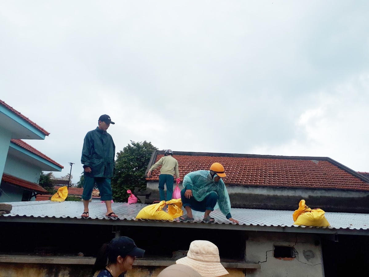 Người dân tích cực chằng chống nhà cửa trước khi bão đổ bộ.