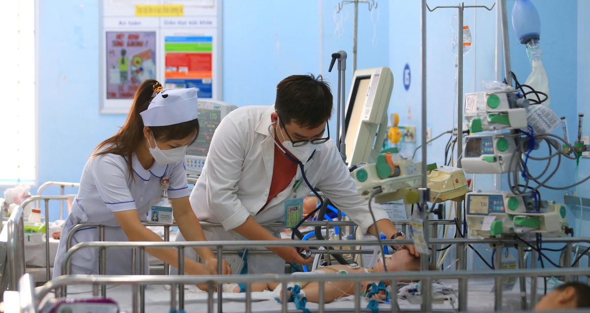Thăm khám và điều trị cho bệnh nhân mắc sốt xuất huyết tại Hà Nội. Ảnh: TL.