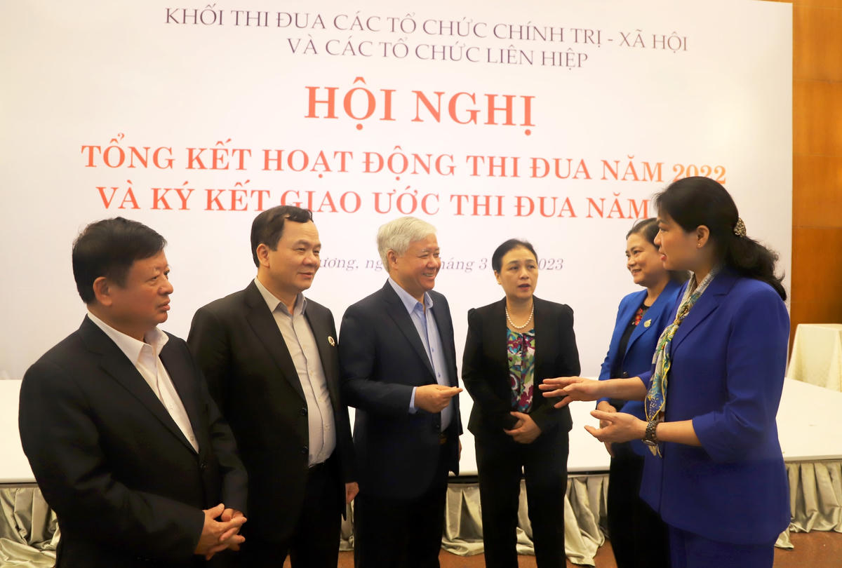 Chủ tịch Đỗ Văn Chiến trao đổi bên lề cùng các đại biểu tham dự Hội nghị.