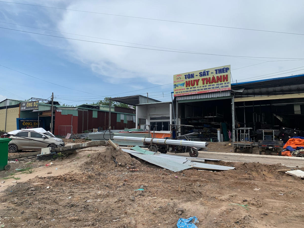 Cuộn tôn sắc lẹm đã được buộc vào xe 3 bánh để chuẩn bị chở đi tại Quốc lộ 51, huyện Long Thành, tỉnh Đồng Nai.