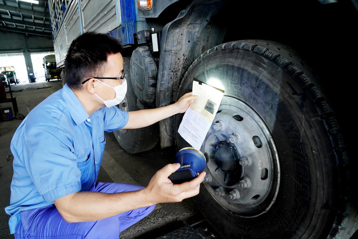 Nhân viên Trung tâm đăng kiểm kiểm tra từng chi tiết.