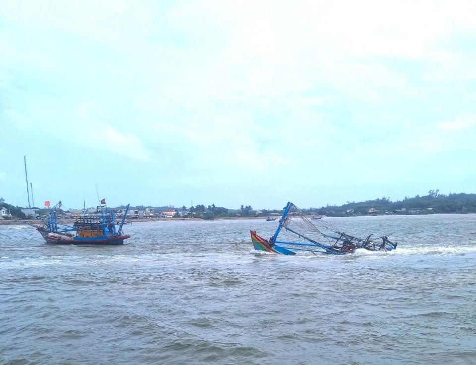 Tàu cá QNg 11213 TS bị chìm trên biển.  