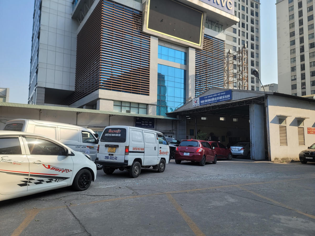 Là một trong những trung tâm đông nhất Hà Nội, nhưng những ngày đầu năm 2023, Trung tâm đăng kiểm xe cơ giới số 29.03V cũng không còn cảnh ùn ứ xếp hàng dài, mà vắng vẻ như các trung tâm khác.