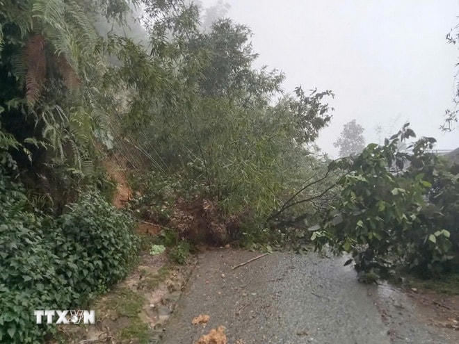 Sạt lở taluy dương trên tuyến đường từ trung tâm xã Tả Van đến các thôn Séo Mý Tỷ, Dền Thàng (thị xã Sa Pa, Lào Cai). (Ảnh: TTXVN phát) ttxvn-lao-cai-mua-dong-1.jpg