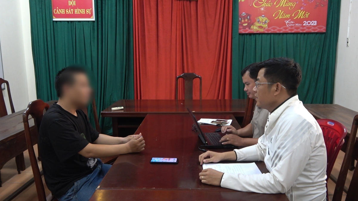 Đối tượng Trần Huy Hoàng (bìa trái) tại cơ quan Công an.