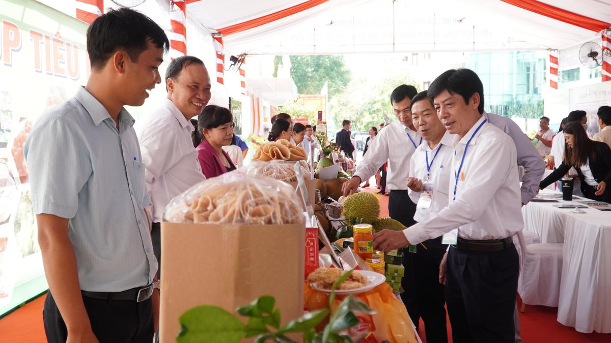 Đại biểu tham quan gian hàng trưng bày bên lề hội nghị.